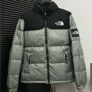 The North Face Men's Black and Gray Puffer Coat